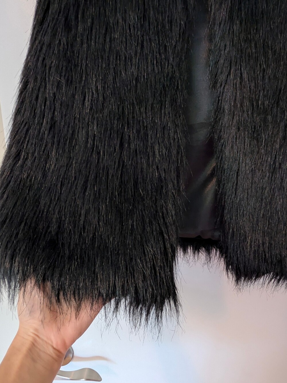 Rose& Queen Black Faux Fur Long Vest - Picture 4 of 6